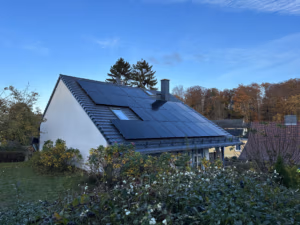 Biberschwanzdach mit Otto Lehmann Blechziegel und K2 Unterkonstruktion - Jinko Fullblack Module und Sungrow Technik