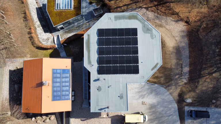 Hotelanlage mit Fullblack Modulen - Unterkonstruktion von Esdec - Wechselrichter von Huawei
