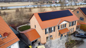 Hotelanlage mit Fullblack Modulen - Unterkonstruktion von Esdec - Wechselrichter von Huawei 2