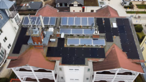 Hotelanlage mit Fullblack Modulen - Unterkonstruktion von K2 - Wechselrichter von Huawei