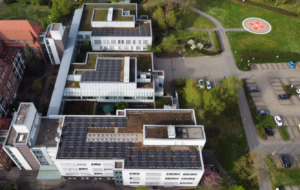 Klinikgelände mit K2 Unterkonstruktion und Huawei Technik