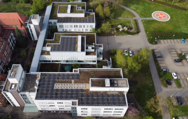 Klinikgelände mit K2 Unterkonstruktion und Huawei Technik