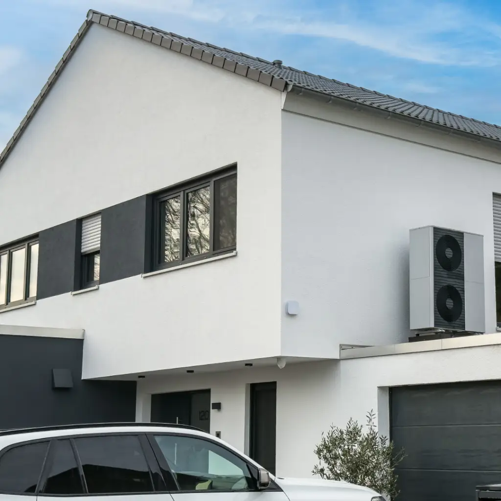 Hauswand mit Wärmepumpe